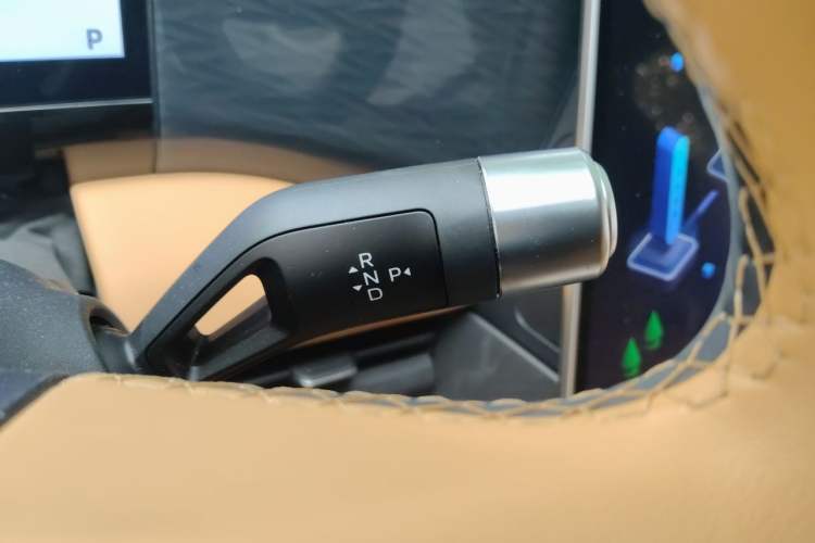 Used Geely Galaxy L7 2024 1.5T 115 km PLUS Dragon Edition Gear Lever