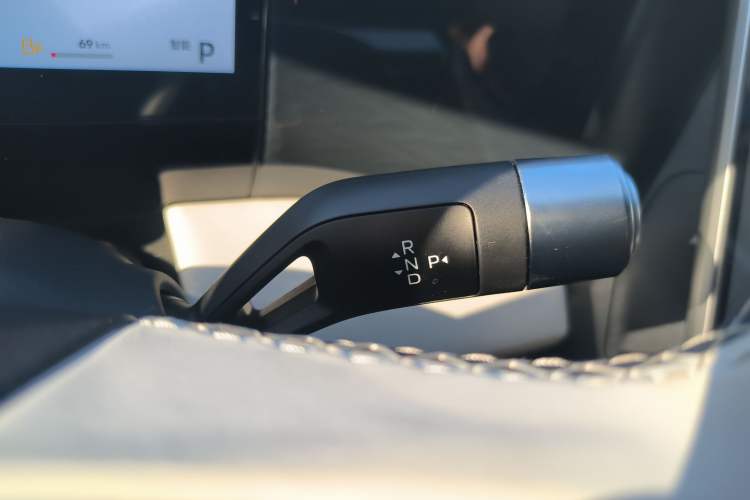 Used Geely Galaxy L7 2024 1.5T 115 km PLUS Dragon Edition Gear Lever
