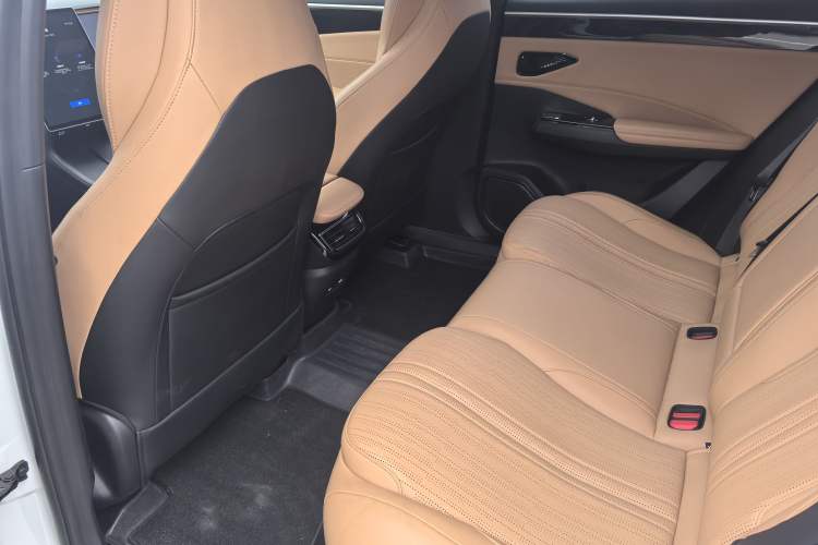 Used Geely Galaxy L7 2024 1.5T 115 km PLUS Dragon Edition Interior 4