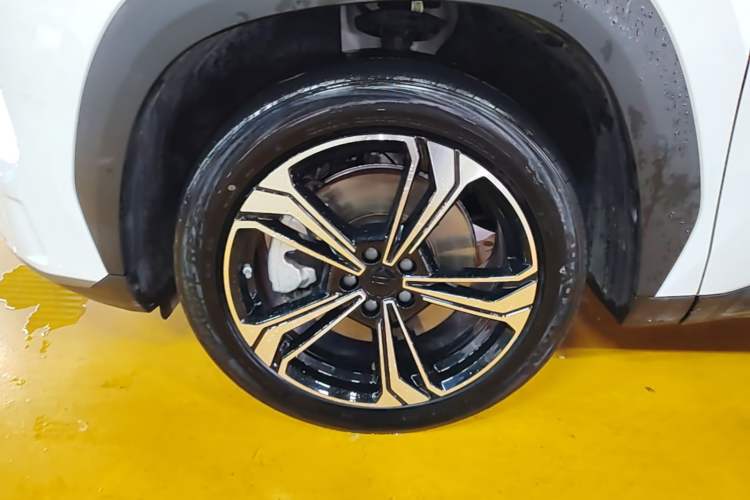 Used Geely Galaxy L7 2024 1.5T 115 km PLUS Dragon Edition Left Front Wheel Hub