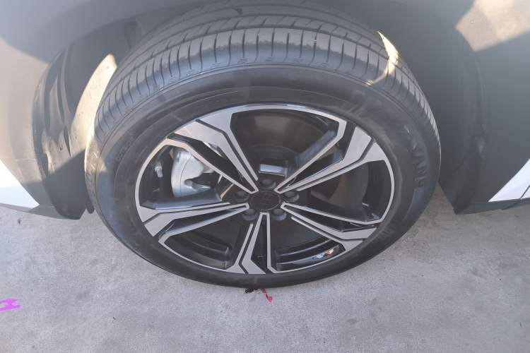 Used Geely Galaxy L7 2024 1.5T 115 km PLUS Dragon Edition Left Front Wheel Hub
