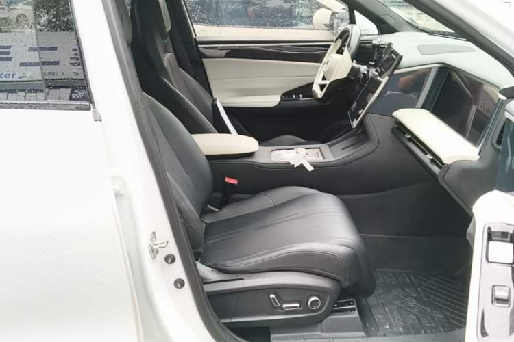 Used Geely Galaxy L7 2024 1.5T 115 km PLUS Dragon Edition Right Front Seat
