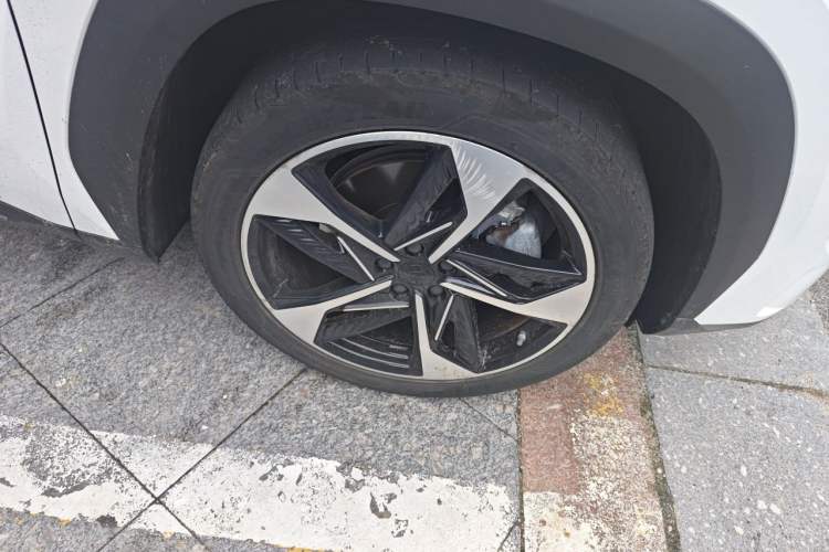 Used Geely Galaxy L7 2024 1.5T 115 km Starship Dragon Edition Right Front Wheel Hub
