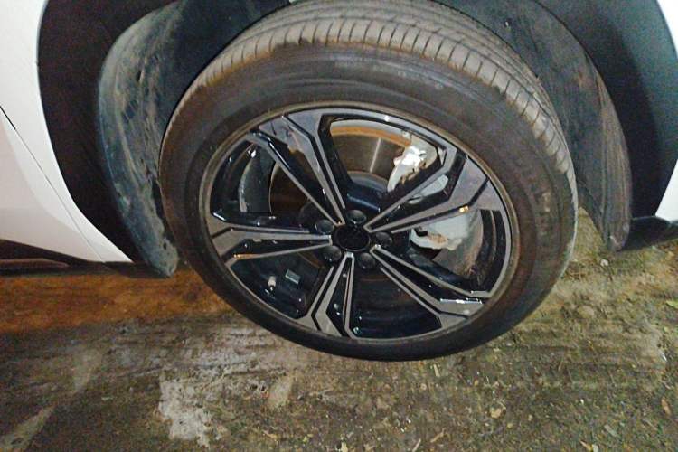 Used Geely Galaxy L7 2024 1.5T 115 km PLUS Dragon Edition Right Front Wheel Hub