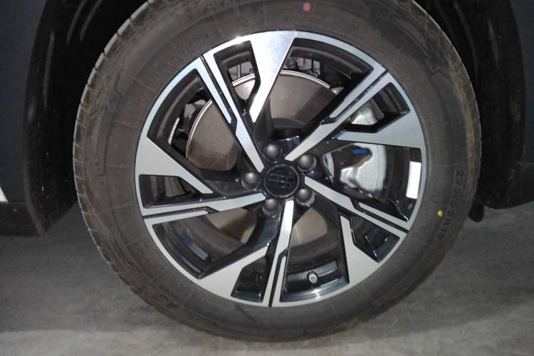 Used Geely Galaxy L7 2024 1.5T 55km PRO Dragon Edition Right Front Wheel Hub