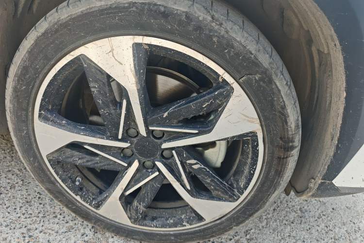 Used Geely Galaxy L7 2024 1.5T 115 km Starship Dragon Edition Right Front Wheel Hub