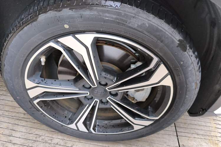Used Geely Galaxy L7 2024 1.5T 115 km MAX Dragon Edition Right Front Wheel Hub