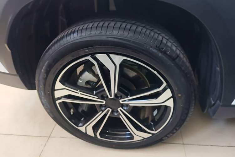 Used Geely Galaxy L7 2024 1.5T 115 km MAX Dragon Edition Right Rear Wheel Hub