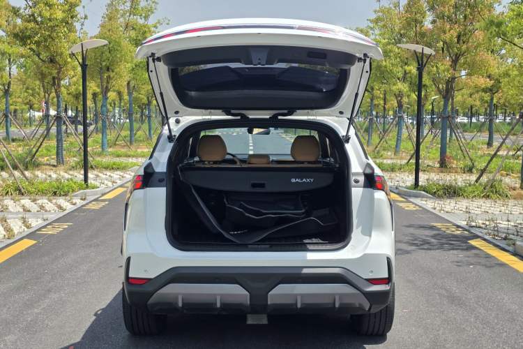 Used Geely Galaxy L7 2024 1.5T 115 km PLUS Dragon Edition Trunk