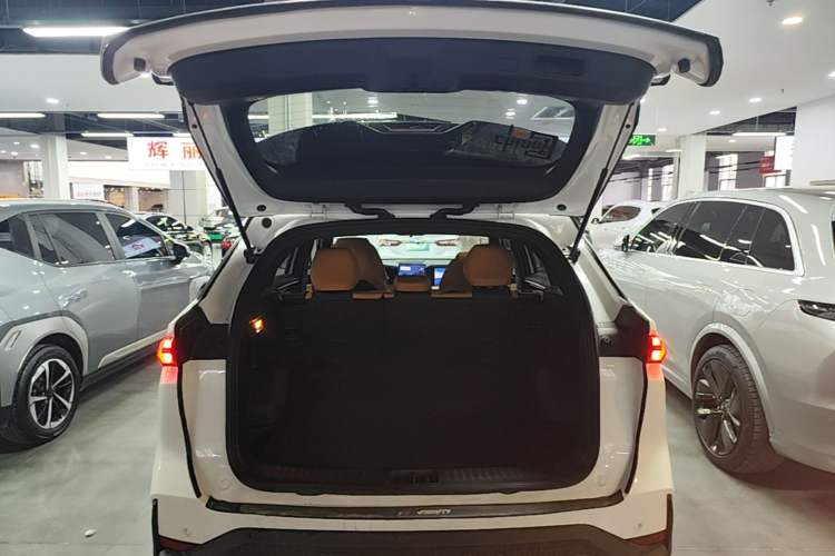 Used Geely Galaxy L7 2024 1.5T 115 km PLUS Dragon Edition Trunk