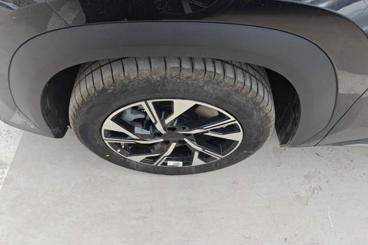 Used Geely Galaxy L7 2025 EM-i 115km Long-Range Version Left Front Wheel Hub