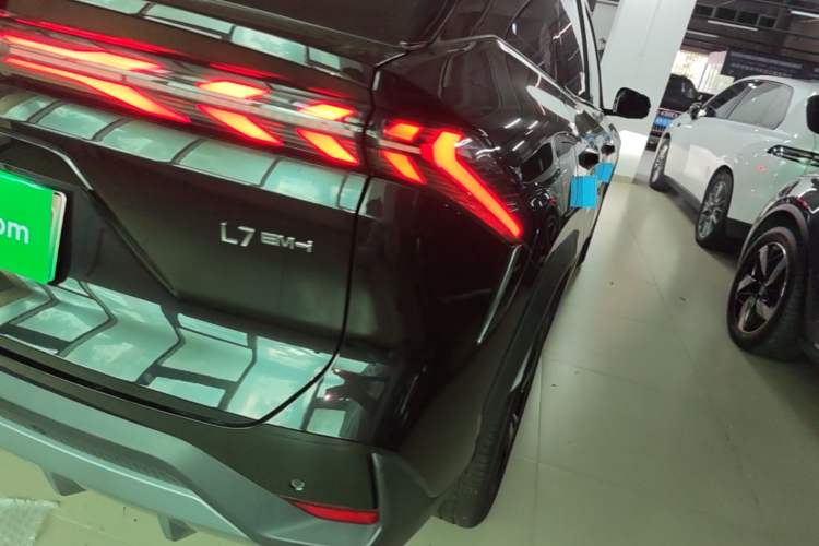 Used Geely Galaxy L7 2025 EM-i 115km Exploration Edition Right Rear Taillight