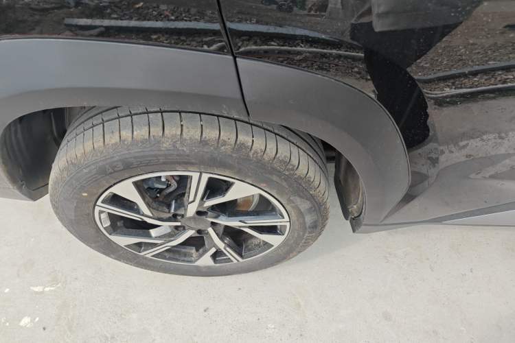 Used Geely Galaxy L7 2025 EM-i 115km Long-Range Version Right Rear Wheel Hub