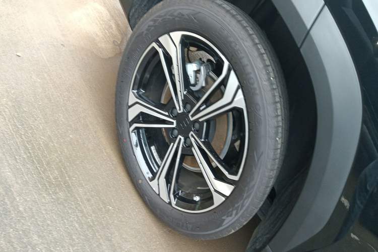 Used Geely Galaxy L7 2025 EM-i 115km Exploration Edition Right Rear Wheel Hub