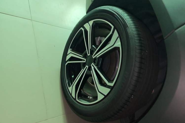 Used Geely Galaxy L7 2025 EM-i 115km Exploration Edition Right Rear Wheel Hub