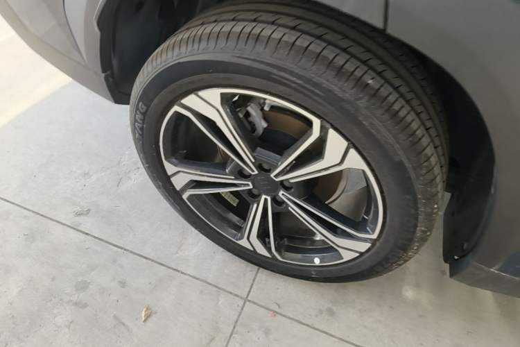 Used Geely Galaxy L7 2025 EM-i 115km Exploration Edition Right Rear Wheel Hub
