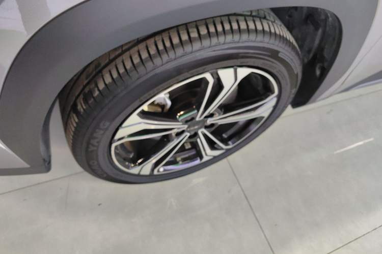 Used Geely Galaxy L7 2025 EM-i 115km Exploration+ Edition Left Front Wheel Hub