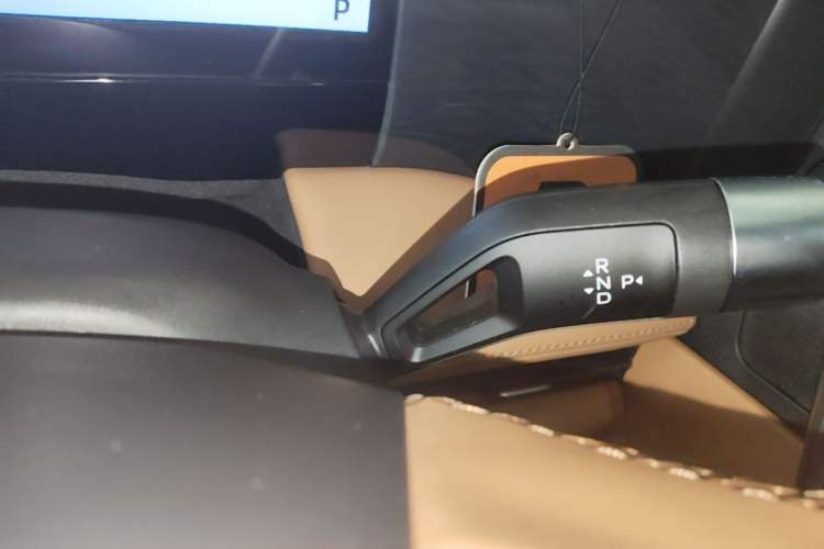 Used Geely Galaxy L7 2025 EM-i 115km Long-Range Version Gear Lever