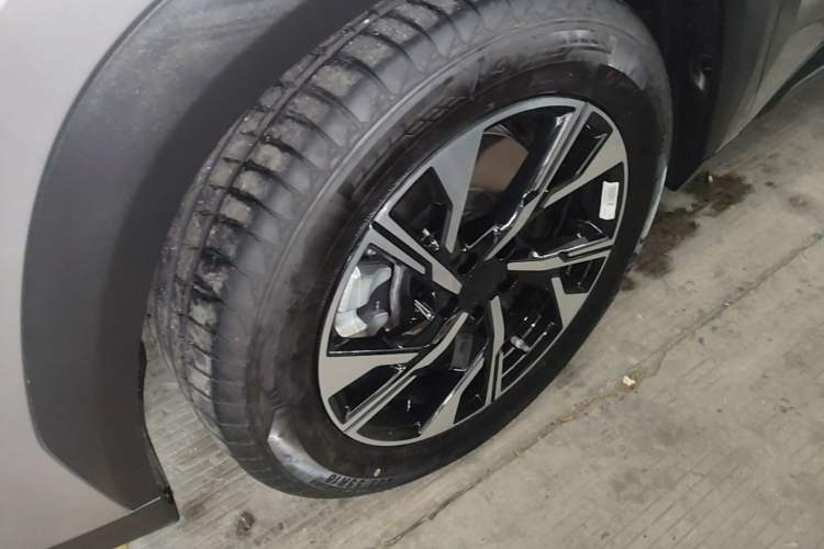 Used Geely Galaxy L7 2025 EM-i 115km Long-Range Version Left Front Wheel Hub