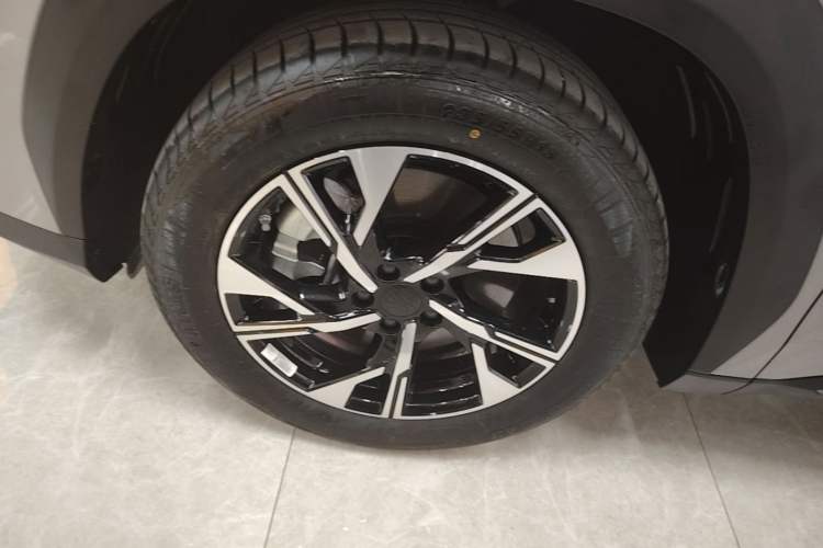 Used Geely Galaxy L7 2025 EM-i 115km Long-Range Version Left Front Wheel Hub