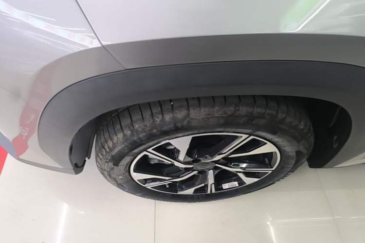 Used Geely Galaxy L7 2025 EM-i 115km Long-Range Version Left Front Wheel Hub