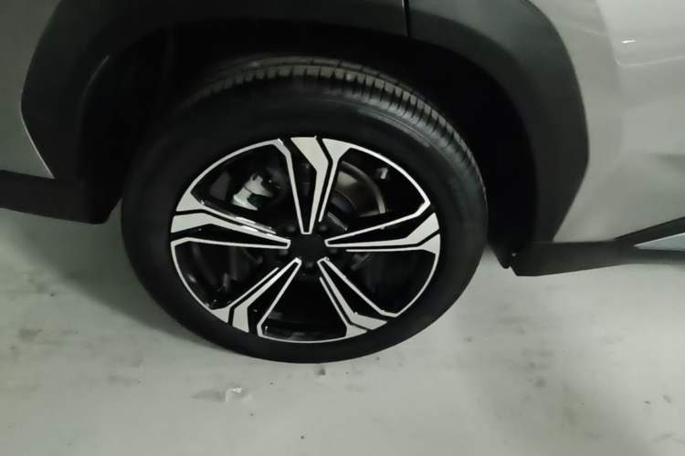 Used Geely Galaxy L7 2025 EM-i 115km Exploration Edition Right Rear Wheel Hub