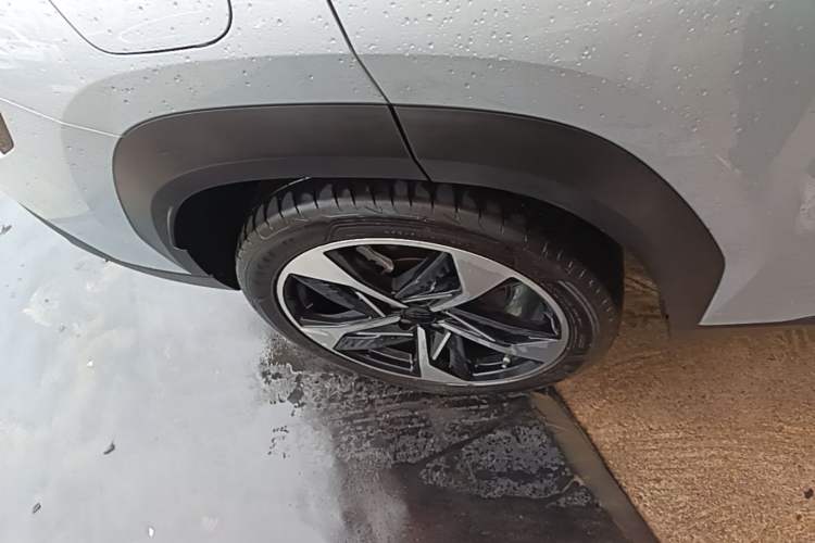 Used Geely Galaxy L7 2025 3DHT 115km Starship Edition Right Rear Wheel Hub