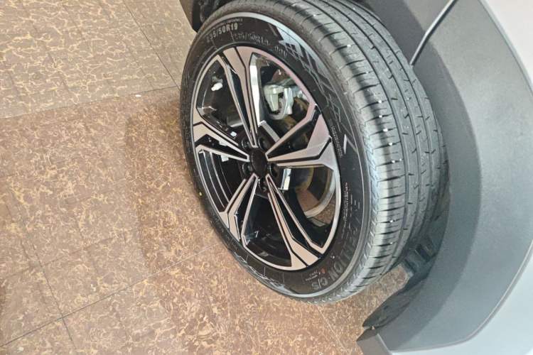 Used Geely Galaxy L7 2025 EM-i 115km Exploration+ Edition Right Rear Wheel Hub