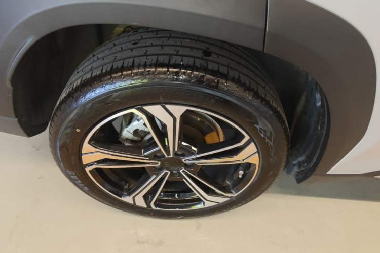 Used Geely Galaxy L7 2025 EM-i 115km Exploration+ Edition Right Rear Wheel Hub