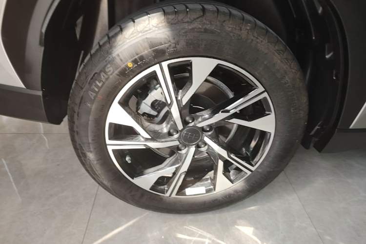 Used Geely Galaxy L7 2025 EM-i 115km Long-Range Version Right Rear Wheel Hub