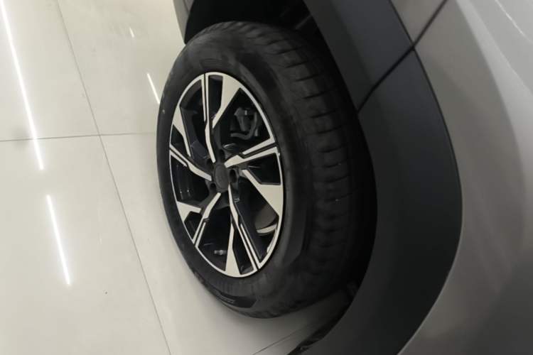 Used Geely Galaxy L7 2025 EM-i 115km Long-Range Version Right Rear Wheel Hub