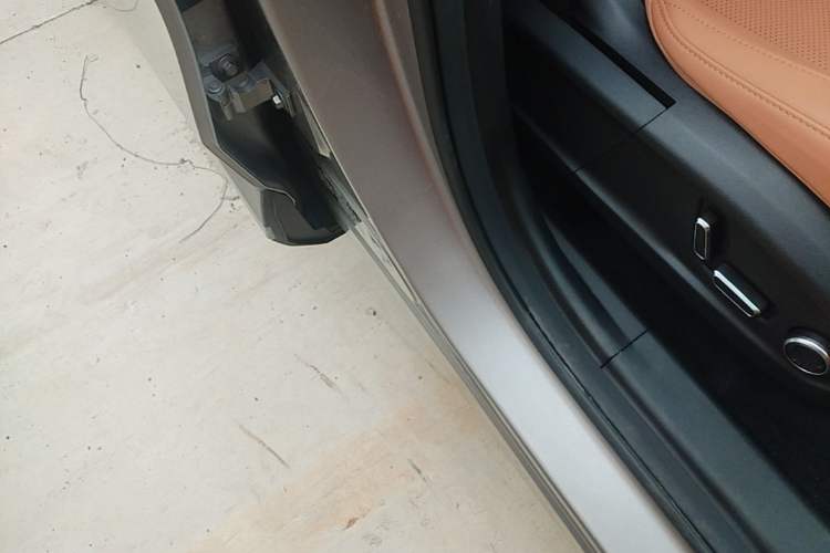 Used Geely Galaxy L7 2025 EM-i 115km Exploration+ Edition Right Side Sill
