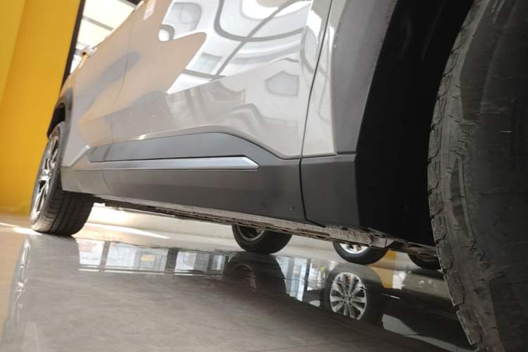 Used Geely Galaxy L7 2025 EM-i 115km Long-Range Version Right Side Sill