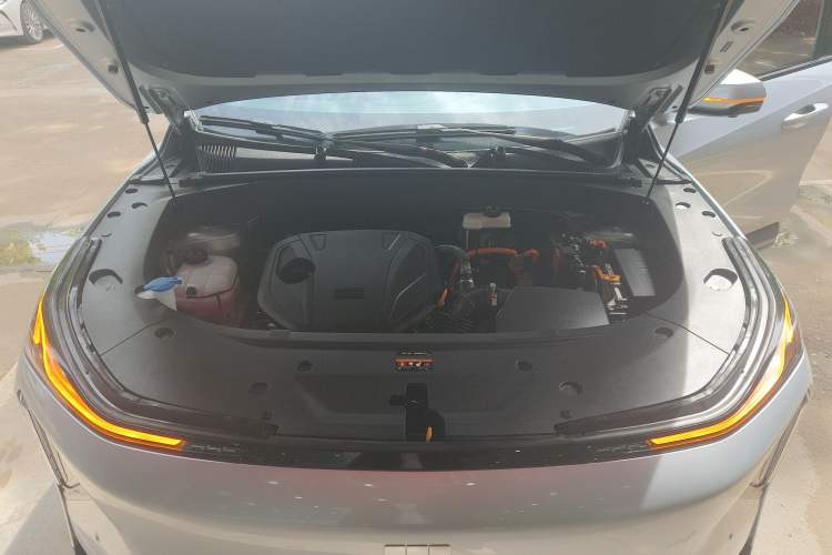 Used Geely Galaxy L7 2025 EM-i 115km Long-Range Version Engine Bay