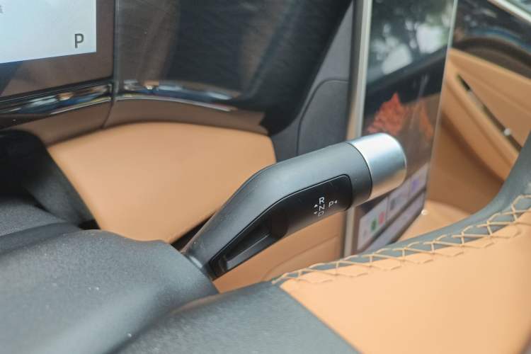 Used Geely Galaxy L7 2025 EM-i 115km Exploration+ Edition Gear Lever