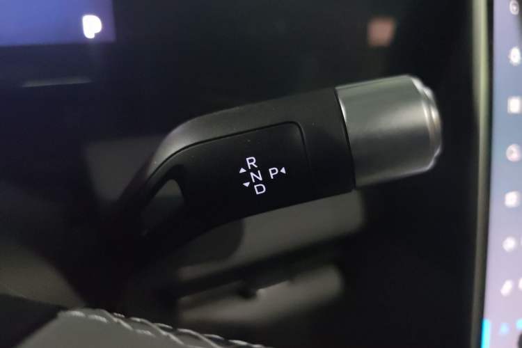 Used Geely Galaxy L7 2025 EM-i 115km Long-Range Version Gear Lever