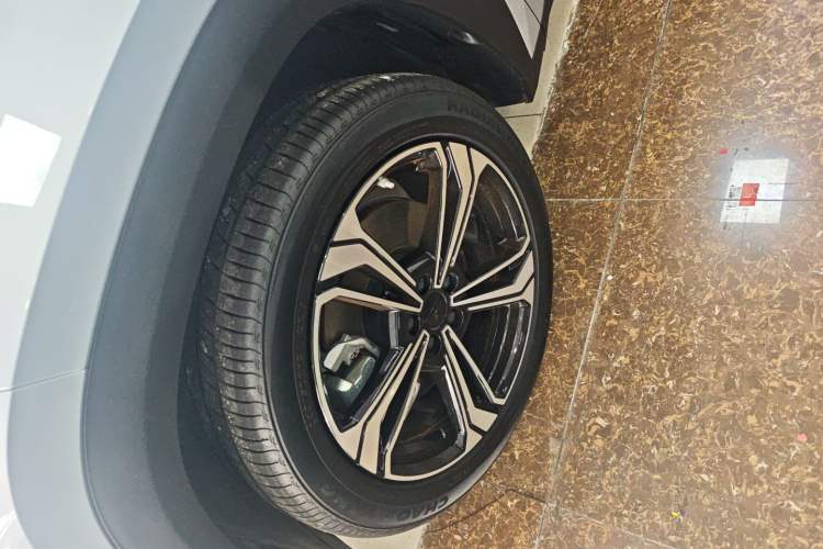 Used Geely Galaxy L7 2025 EM-i 115km Exploration+ Edition Left Front Wheel Hub