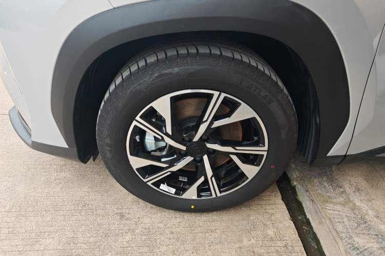 Used Geely Galaxy L7 2025 EM-i 115km Long-Range Version Left Front Wheel Hub