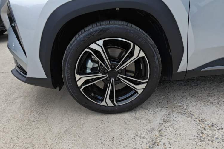 Used Geely Galaxy L7 2025 EM-i 115km Exploration+ Edition Left Front Wheel Hub