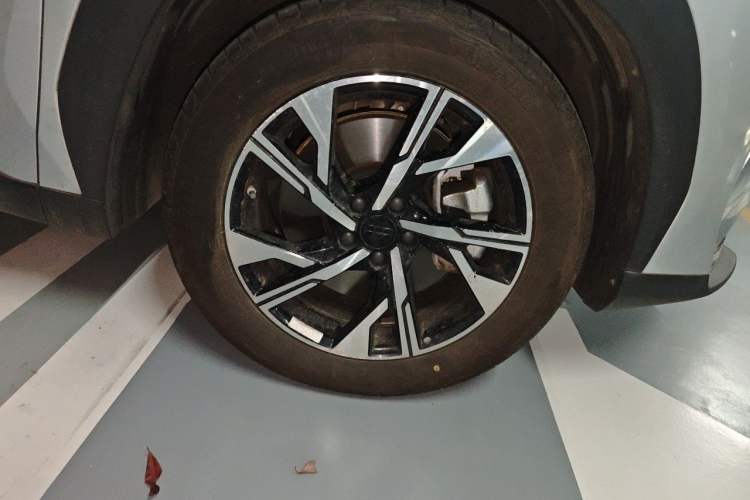 Used Geely Galaxy L7 2025 EM-i 115km Long-Range Version Right Front Wheel Hub