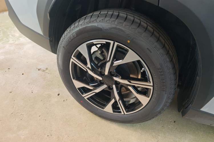 Used Geely Galaxy L7 2025 EM-i 115km Long-Range Version Right Rear Wheel Hub