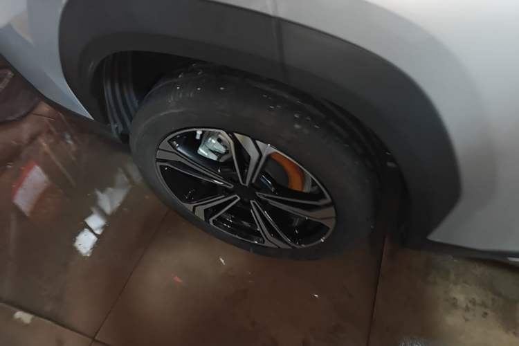 Used Geely Galaxy L7 2025 EM-i 115km Exploration Edition Right Rear Wheel Hub