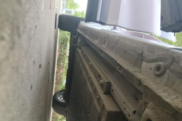 Used Geely Galaxy L7 2025 EM-i 115km Long-Range Version Right Side Sill