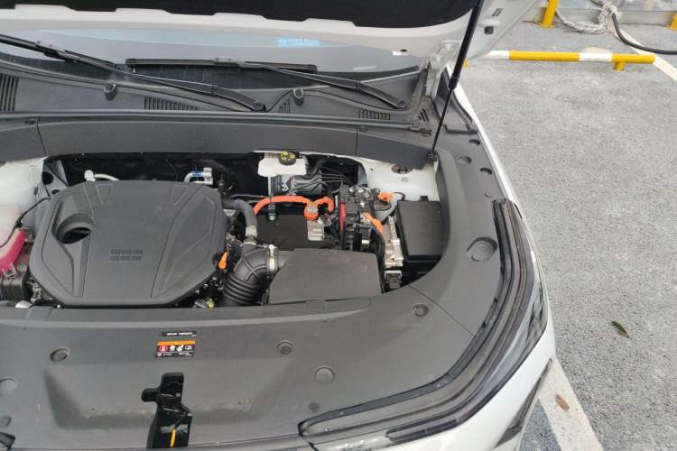 Used Geely Galaxy L7 2025 EM-i 115km Long-Range Version Engine Bay Left