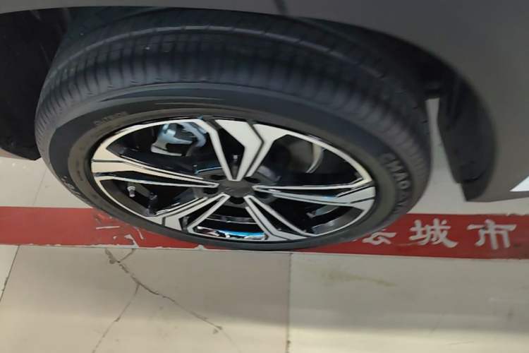 Used Geely Galaxy L7 2025 EM-i 115km Exploration+ Edition Exterior 5