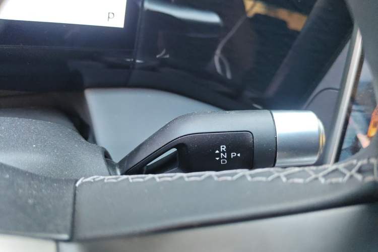 Used Geely Galaxy L7 2025 EM-i 115km Long-Range Version Gear Lever