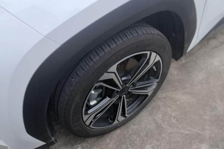 Used Geely Galaxy L7 2025 EM-i 115km Exploration+ Edition Left Front Wheel Hub