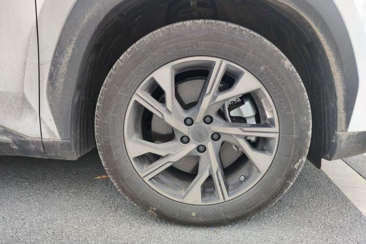 Used Geely Galaxy L7 2025 EM-i 115km Long-Range Version Right Front Wheel Hub