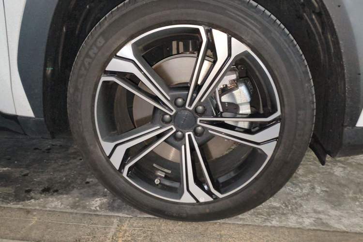 Used Geely Galaxy L7 2025 EM-i 115km Exploration Edition Right Front Wheel Hub