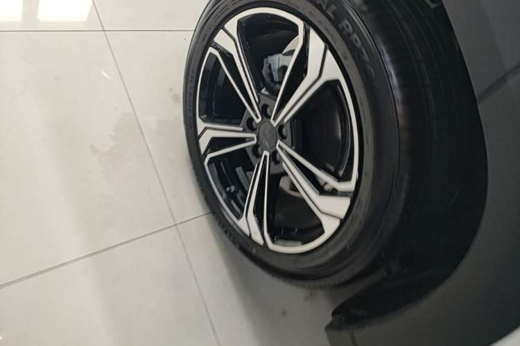 Used Geely Galaxy L7 2025 EM-i 115km Exploration Edition Right Rear Wheel Hub
